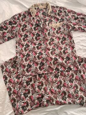Victoria’s Secret Gold Label paisley pajama set with lace trim // size L petite
